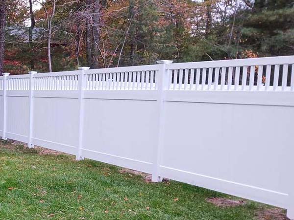 Photo of white vinyl privacy fence in Middleborough Massachusetts