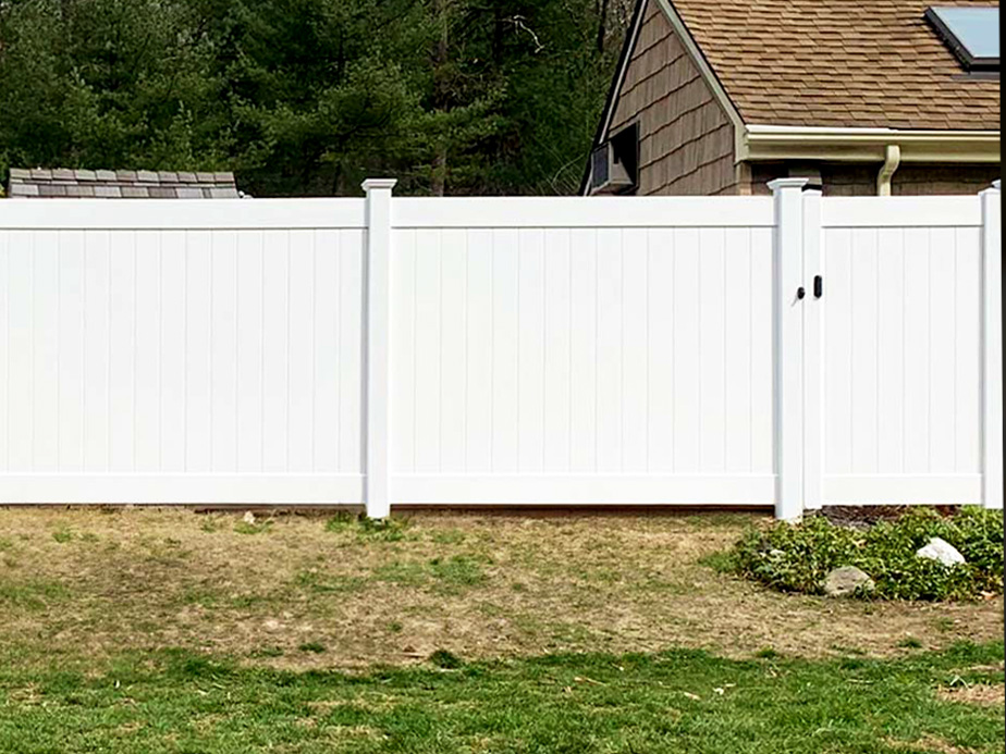 Lakeville Massachusetts vinyl privacy fencing