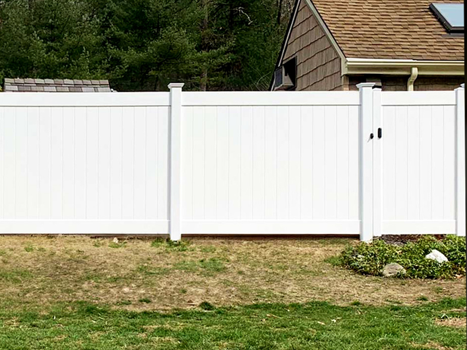 Plymouth Massachusetts vinyl privacy fencing